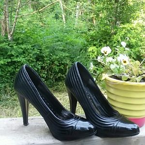 BCBG BLK LEATHER PUMPS